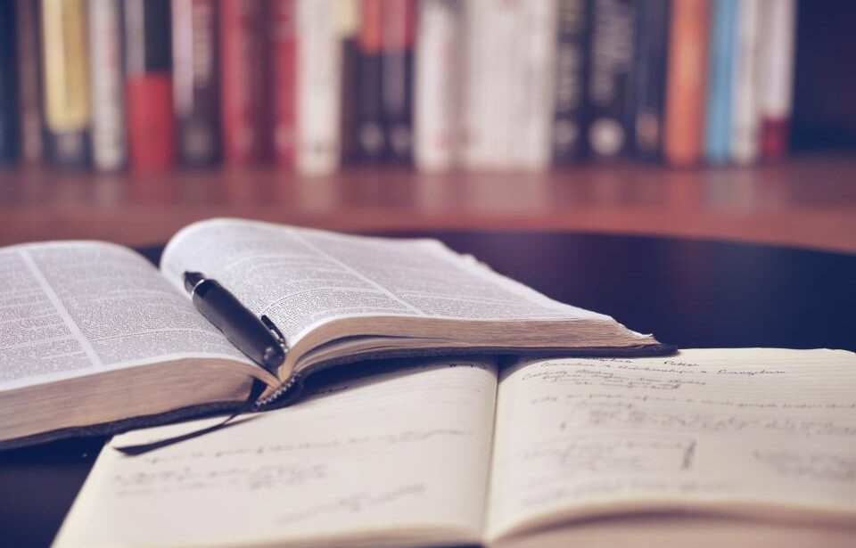 books-reading_CN63QSUO8C